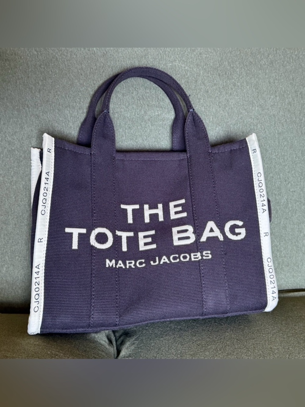 Marc Jacobs The Tote Bag in black-medium size